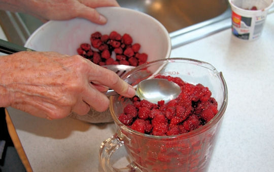 1. Этап. Малиновое варенье: 1. Подготовьте банки для варенья, стерилизуйте горячим паром или кипятком. То же проделайте и с крышками. Малину промойте. Положите в кастрюлю, добавьте пектин и масло (это избавит от пенки!).