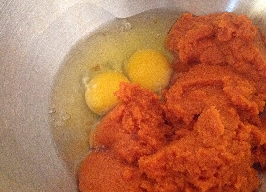 1. Этап. Тыквенно-шоколадные булочки: 2. Параллельно соедините тыквенное пюре с яйцами и медом.