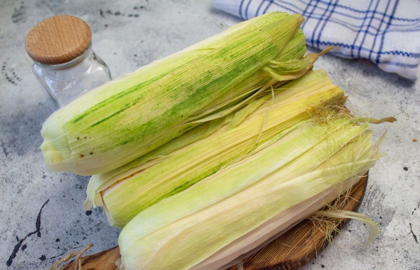 1. Этап. Кукуруза в початках: Подготовьте необходимые ингредиенты. А именно: кукурузу и соль.