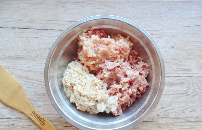 1. Этап. Зразы с горохом: Пока остывает гороховая каша, вымойте куриное мясо и свинину, очистите луковицу и разрежьте на четыре части. Батон замочите в холодной воде, а потом слегка отожмите. Все ингредиенты пропустите через мясорубку.