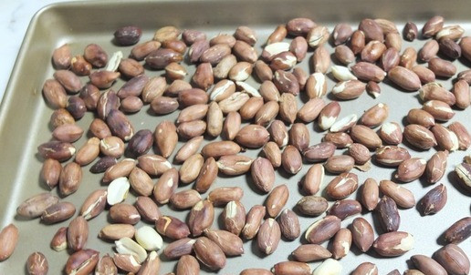 1. Этап. Урбеч: Арахис высыпаем на противень и отправляем в духовку, разогретую до 180 градусов на 10-15 минут.