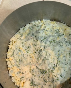 1. Этап. Салат Сказочный: Первый слой - в разъемное кольцо выложить натертые на крупной терке яйца и смазать заправочным йогуртом