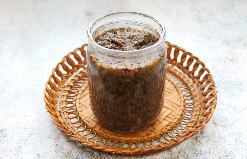 1. Этап. Икра из груздей на зиму: Небольшие банки тщательно вымойте с пищевой содой в горячей воде и сполосните. Стерелизуйте их любым удобным способом. Готовую горячую икру сразу разложите по банкам и закатайте. Банки переверните вверх дном, укутайте и оставьте до полного остывания. После этого уберите на хранение.