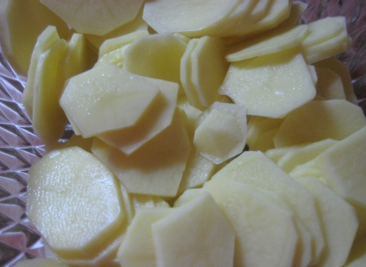 1. Этап. Щука с картошкой в духовке: 5. Очистите картофель, нарежьте его тонкими кружочками.