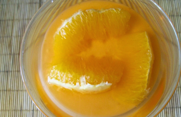 1. Этап. Желе из апельсинового сока: Разложите апельсиновые дольки по вазочкам и залейте горячей желейной массой. Остудите желе и поставьте в холодильник для застывания. Приятного аппетита!
