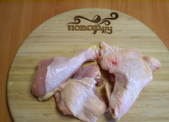 1. Этап. Тушеная картошка с курицей в мультиварке: 3. Окорочек рубим на три части.