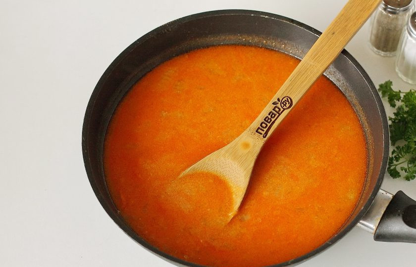 1. Этап. Фаршированные перцы с фаршем и помидорами: Часть овощей оставьте для начинки, к остальным добавьте томатную пасту и сметану. Потушите пару минут и частями влейте воду. Добавьте по вкусу соль, молотый перец, доведите до кипения и снимите соус с огня.