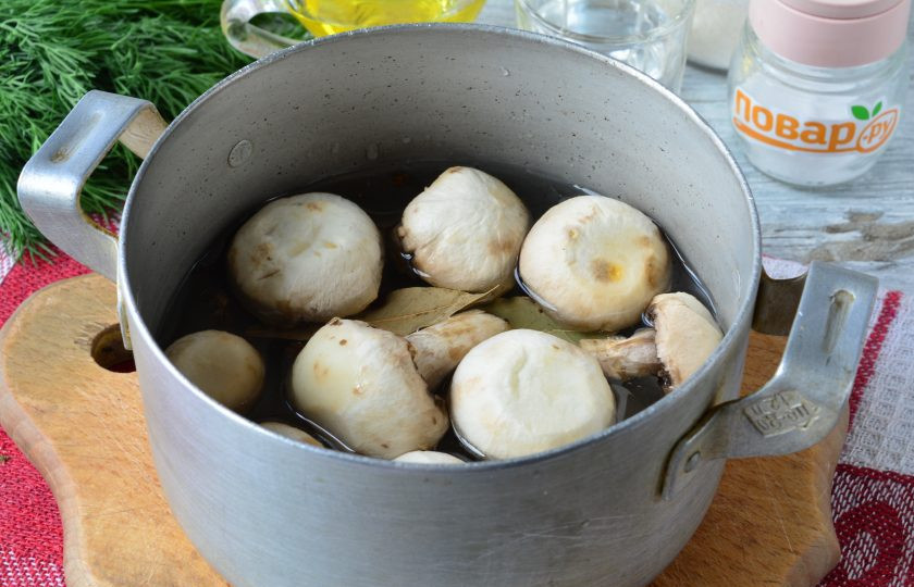 1. Этап. Маринованные грибы за 10 минут: Выложите в маринад промытые и почищенные шампиньоны.