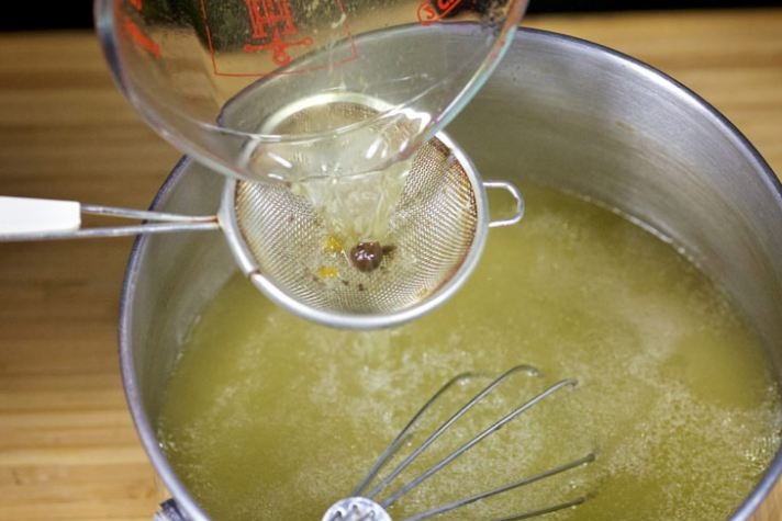 1. Этап. Язык заливной: 5. Процедите оставшийся бульон и влейте в желатин. Перемешайте и нагрейте до полного растворения желатина.