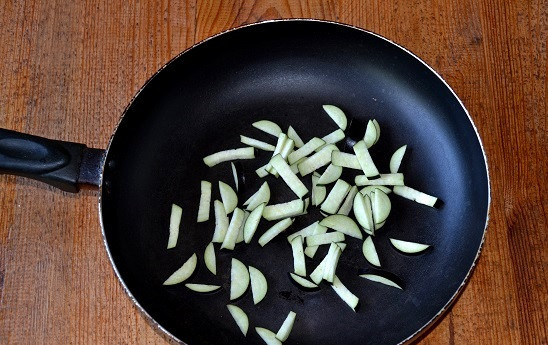 1. Этап. Салат с фунчозой и баклажанами: В сковороде разогрейте растительное масло. Небольшими брусочками нарежьте баклажан и отправьте обжариваться на среднем огне.