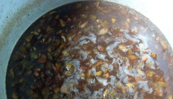 1. Этап. Варенье из груш с гвоздикой: Варим сироп. Доводим до кипения воду и сахар. Варим на среднем огне, пока не появится пенка. В готовый сироп опускаем груши.