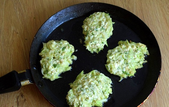 1. Этап. Оладьи из кабачков на сковороде: На сковороде разогрейте растительное масло. Выкладывайте тесто столовой ложкой, формируя оладьи. Обжарьте оладьи с двух сторон до румяной корочки.