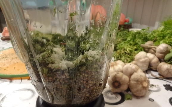 1. Этап. Ткемали из алычи: С помощью блендера измельчаем семена кориандра с солью.