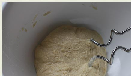 1. Этап. Вертута с яблоками: 3. Домесить тесто лучше на столе. Разделите его на четыре части.Каждую из них раскатайте очень тонко, но будьте аккуратными, чтобы тесто не порвалось.