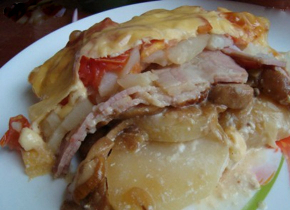 1. Этап. Картофель, запеченный с мясом и грибами: 8. Достаньте блюдо из духовки, дайте ему немного остыть. Затем аккуратно разложите по порционным тарелкам, следите чтобы не разрушилась вся многослойная конструкция. Приятного аппетита!