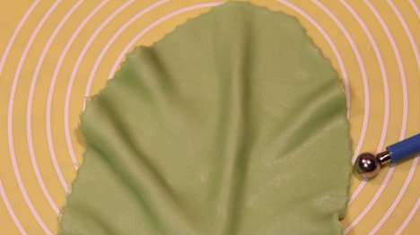 1. Этап. Торт Капуста с младенцем: 5. У меня этот процесс выглядел так. Затем полученными листьями покрываем качан со всех сторон.