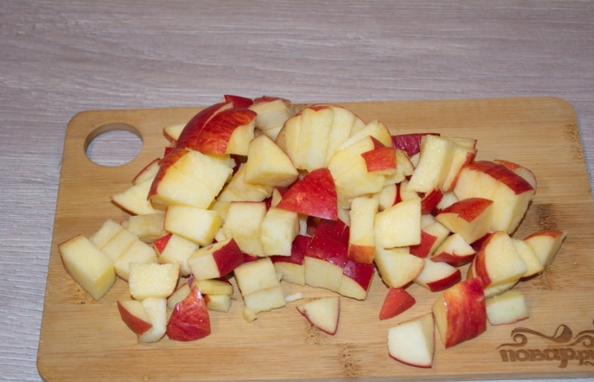 1. Этап. Слоеный яблочный пирог: Сладкие красные яблоки нарезаем кубиками. Шкурку можно снимать, а можно и нет. Красная шкурка яблока придает начинке цвет. Яблоки мы будем тушить. Они пустят сок и придадут начинке яркость.
