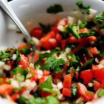 1. Этап. Мексиканская пицца: Смешайте все ингредиенты в миске.