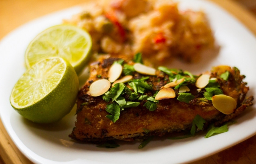 1. Этап. Лосось с миндалем: Подавайте с лаймом или лимоном.