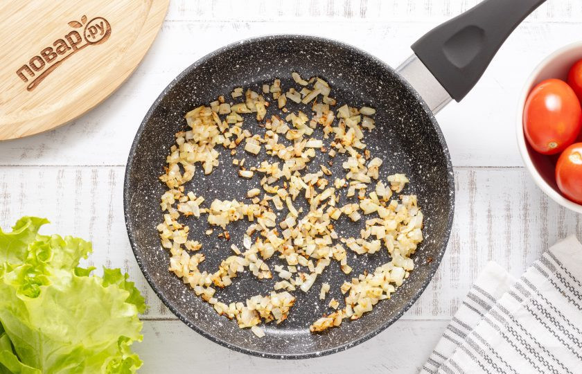 1. Этап. Соевые бургеры: Репчатый лук мелко порежьте и обжарьте в сковороде до мягкости и золотистого цвета.