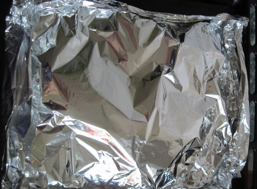 1. Этап. Молодой картофель в фольге: Поверх картофеля кладем еще один лист фольги и заворачиваем ее по краям. Помещаем противень в разогретую до 180 градусов духовку и оставляем на 20 минут.