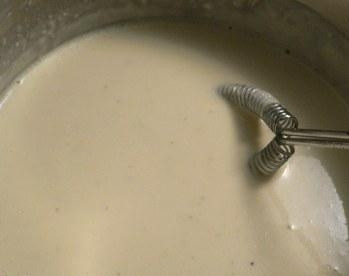 1. Этап. Паста с белыми грибами: Согрейте сливки. Всыпьте в них муку, соль, специи. Тщательно перемешайте и разотрите все комочки.