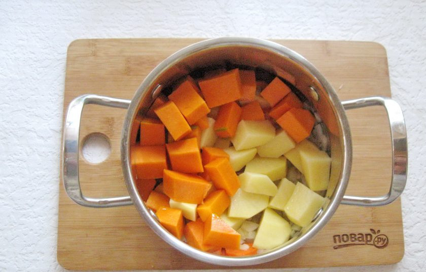 1. Этап. Тыквенный суп-пюре с мясом: Тыкву и картофель очистите, помойте и нарежьте кубиками. Очень мелко нарезать не стоит, все овощи будут измельчаться блендером.