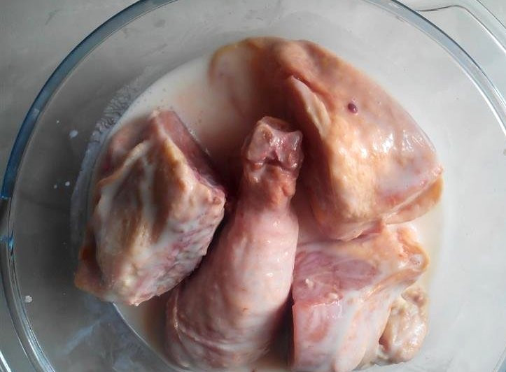 1. Этап. Жареные окорочка в мультиварке: Заливаем все кефиром и ставим в холодильник на 2-3 часика.