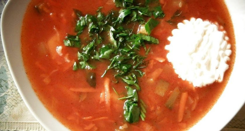 1. Этап. Домашний рассольник с рисом: 7. Подавайте рассольник с зеленью и сметаной.