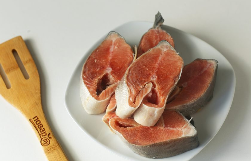 1. Этап. Горбуша с луком в духовке: Удалите у рыбы хвост и голову если необходимо, после тщательно промойте её снаружи и изнутри. Нарежьте горбушу на стейки шириной 1,5-2 см.