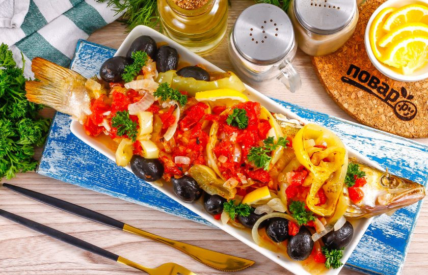 1. Этап. Рыба по-турецки: Выложите рыбу под соусом на блюдо и подайте ее к столу теплой.