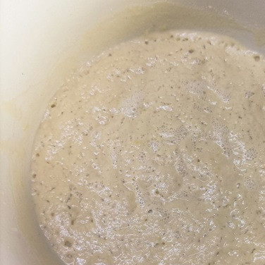 1. Этап. Дрожжевые оладьи на кукурузной муке: К смеси яйца и меда добавьте теплое молоко с растопленным сливочным маслом. Перемешайте. Всыпьте муку с дрожжами, замесите тесто. Если оно слишком густое, добавьте немного воды. Миску с тестом накройте и уберите в теплое место на 1 час.