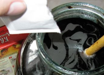 1. Этап. Квас из концентрата: Засыпьте дрожжи, не перемешивая.