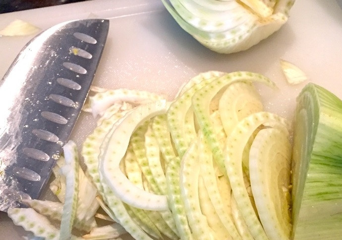 1. Этап. Салат с фенхелем, рукколой и апельсином: 3. Каждую часть нарежьте тонкими полукольцами.