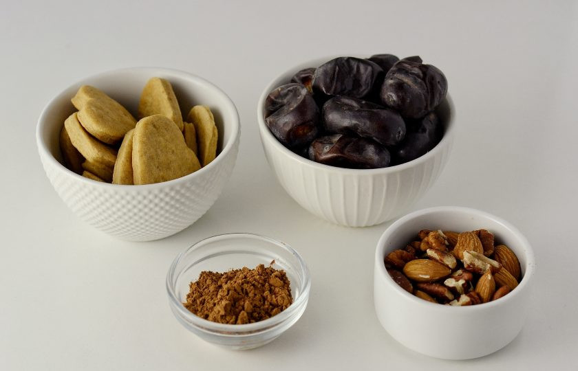 1. Этап. Конфеты из фиников: Подготовьте все ингредиенты.