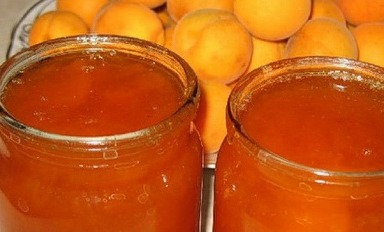 1. Этап. Абрикосовый ликер из варенья: Подготовьте 2 литра готового абрикосового варенья.