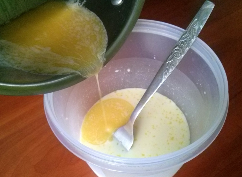 1. Этап. Ляваш: 3. В полученную массу добавляем растопленное сливочное масло. Перемешиваем.