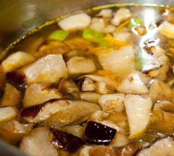 1. Этап. Борщ с грибами и фасолью: Грибы вымыть, нарезать. В небольшой кастрюле вскипятить воду и опустить грибы. Варить минут 10, после чего откинуть грибы на дуршлаг, а отвар влить в кастрюлю с фасолью.