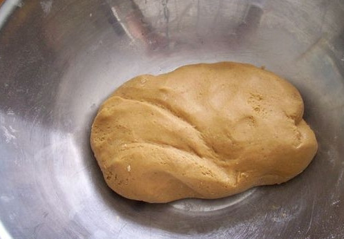 1. Этап. Печенье без яиц и молока: 1. Для начала смешаем все ингредиенты, кроме орешков и шоколада. Замесим тесто. Воду рекомендую добавлять в самую последнюю очередь. У меня тесто получилось слишком жидким, пришлось добавлять еще дополнительно муку.