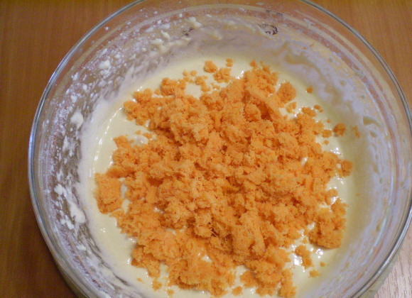 1. Этап. Морковный пирог на скорую руку: 6. Вводим в тесто морковь, миксером смешиваем.
