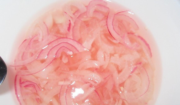 1. Этап. Салат Мужские мечты с говядиной: 1. Сначала - подготовительный этап. Мясо и яйца отвариваем и остужаем. Лук режем полукольцами и маринуем ( уксус плюс 2 ст.л. воды) 10-20 минут.