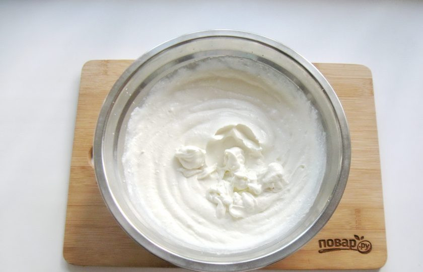 1. Этап. Творожный десерт Старая Рига: Творожную массу хорошо взбейте блендером до консистенции густого крема.