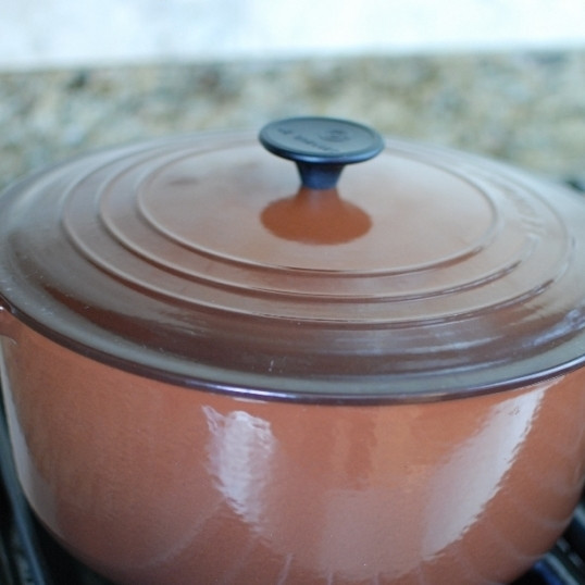 1. Этап. Густой итальянский томатный суп с макаронами и фаршем: Накрываем крышкой и варим при медленном кипении около 45-50 минут.