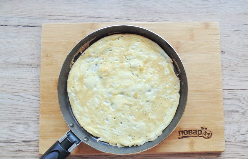 1. Этап. Салат с омлетом и яблоком: Обжарьте омлет с обеих сторон. Точно также приготовьте второй омлет.