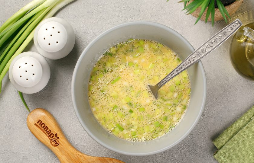 1. Этап. Яичница болтунья с зелёным луком: Перемешайте всё вилкой или при помощи венчика.