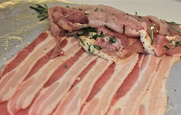 1. Этап. Мясные рулетики в фольге: 2. Вторым этапом нужно выложить полосочки бекона так, чтобы они накрыли промежутки. Таким образом, создастся плотная оболочка для рулета. На край бекона выложить курицу и индейку.