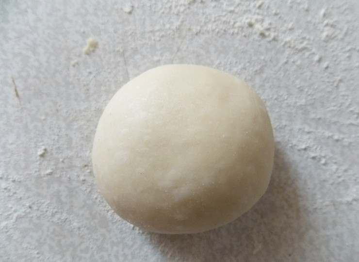 1. Этап. Сахарное печенье с ревенем: Взбейте желток с сахаром. Добавьте майонез и снова немного взбейте. Всыпьте муку, разрыхлитель и замесите мягкое тесто.