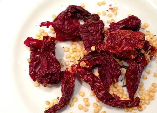 1. Этап. Запеченное мясо с корицей и приправами: 7. Если вы хотите сделать острый соус для подачи, то подготовьте перцы.