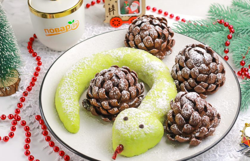 1. Этап. Торт Змейка на Новый год: Присыпьте сверху приготовленный торт сахарной пудрой, как будто снегом. Украсьте змею, выложив ее глаза из шоколадных капель, а язык — из сушеной клюквы или вишни. Теперь десерт можно подать к столу с различными напитками. Приятного вам аппетита и веселого Нового года!