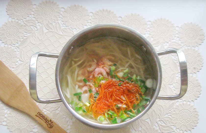 1. Этап. Суп с креветками и лапшой: Также выложите морковь с зеленым луком.